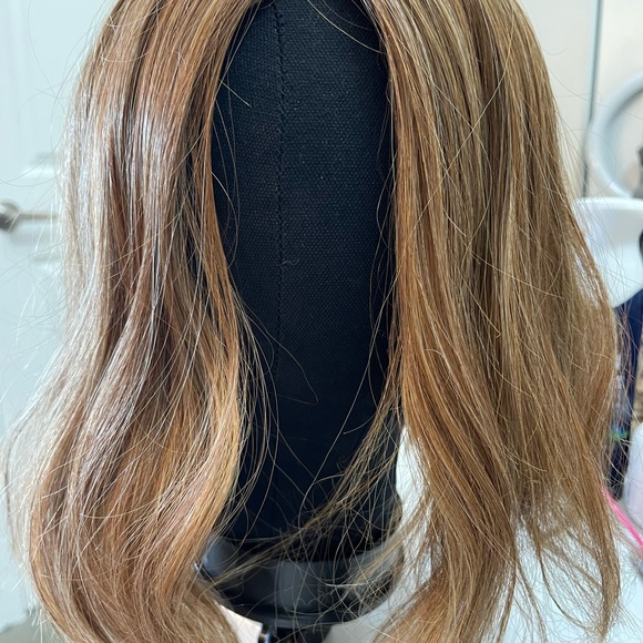 Chic Lifestyle Wig ROYAL in color Peanut Butter. Sample used on a live - Picture 2 of 8